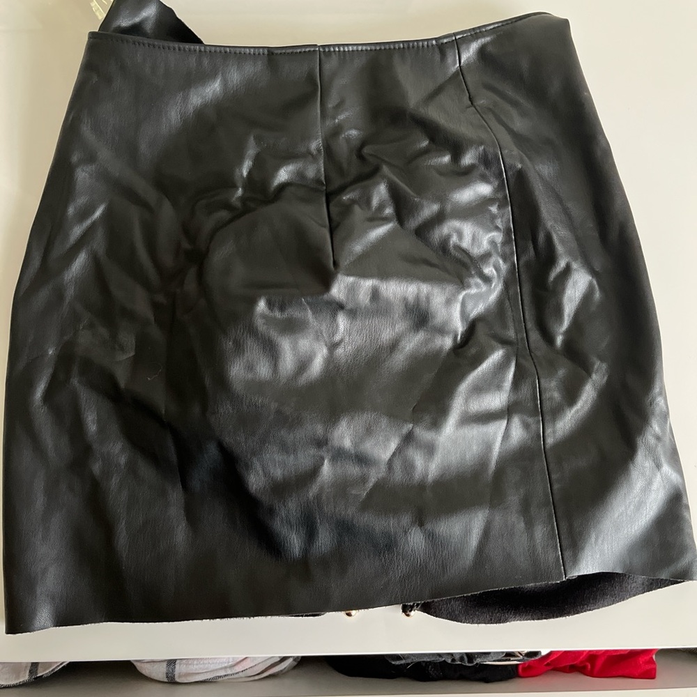 BLACK ZARA LEATHER SKIRT